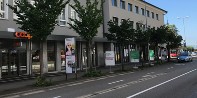 Bahnhofsnah: Der Coop befindet sich auf derselben Strassenseite wie der Bahnhof.