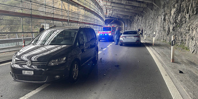Eine Person wurde bei dem Dreifach-Crash auf der Axenstrasse verletzt. 