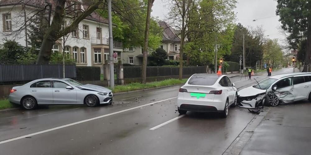 Ein Unfall auf der Bellerivestrasse am Donnerstagmorgen sorgte für eine stundenlange Sperrung der wichtigen Durchfahrtsstrasse in der Stadt Zürich.