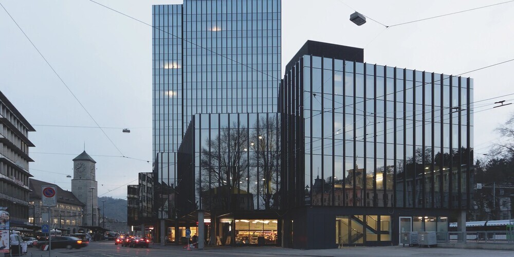 Die Ausstellung findet vom 30. April bis zum 30. Mai 2025 im Rathaus Foyer im 1. Obergeschoss statt