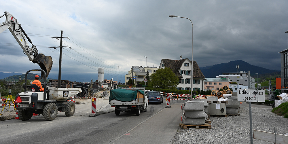 Die Bauphasen bei der Hirschen-Brücke sowie dem Hirschen-Kreisel in Altendorf lassen sich nicht mehr optimieren, erklären die Verantwortlichen. Lediglich ständiges Anpassen der Ampeln könnte eine Linderung bei den Stauzeiten bringen.