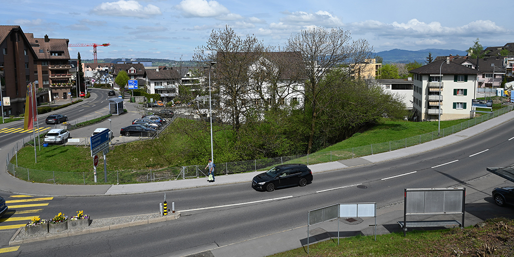 Die neue Dorf-Entlastung-Ost (DEO) für Wollerau würde vom neuen Kreisel Roos-/Verenastrasse am Verenahof und Krebsbach vorbei zwischen dem Alterszentrum Turm-Matt hinunter zur Bahnhof-/Wächlenstrasse in die Hauptstrasse führen.