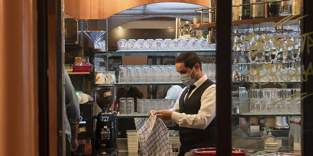 Der Dienstleistungssektor wie beispielsweise Restaurants blickt nach den Lockerungen zuversichtlicher in die Zukunft als die Industrie, wie der Einkaufsmanagerindex PMI im Juni zeigt. (Archivbild)