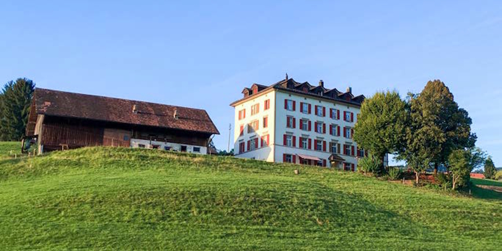 Im ehemaligen Bürgerheim im Haldrain wohnen zurzeit 27 asylsuchende Menschen – darunter vier Familien – aus fünf Ländern.