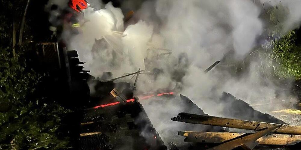Ein mutmasslich gelegter Brand zerstörte ein Gartenhäuschen in Rothrist AG.