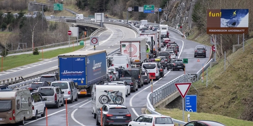 Same procedure as every year: der Verkehr staut sich vor dem Gotthard-Nordportal. Und am Montag präsentiert sich das gleiche Bild vor dem Südeingang.