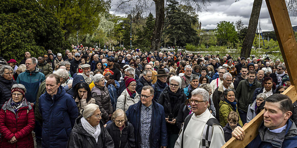 Mehrere hundert Personen nahmen am diesjährigen Kreuzweg in der Stadt Zürich teil.