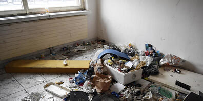 Ein Wohnzimmer in einem der Gammelhäuser im Januar 2017. (Archivbild)