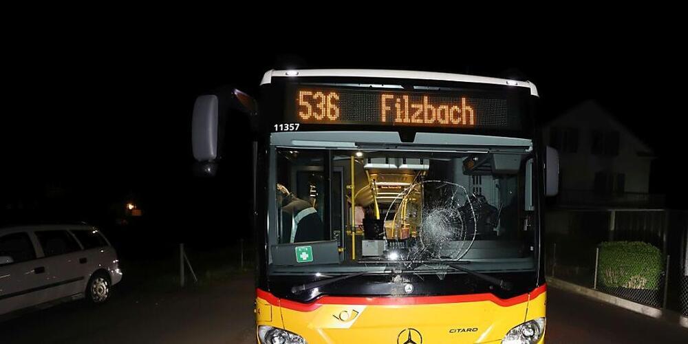 Beim Unfall zwischen einem Linienbus und einem Fussgänger wurde ein 38-Jähriger mittelschwer verletzt.