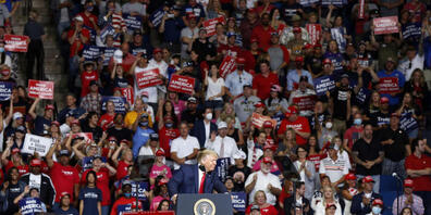 US-Präsident Donald Trump geniesst das Bad in der Menge bei seiner Wahlveranstaltung in Tulsa, Oklahoma, am 20 Juni. Nun haben dort die Corono-Infektionen erheblich zugenommen. (Foto: Stephen Pingry / AP/ KEYSTONE-SDA)