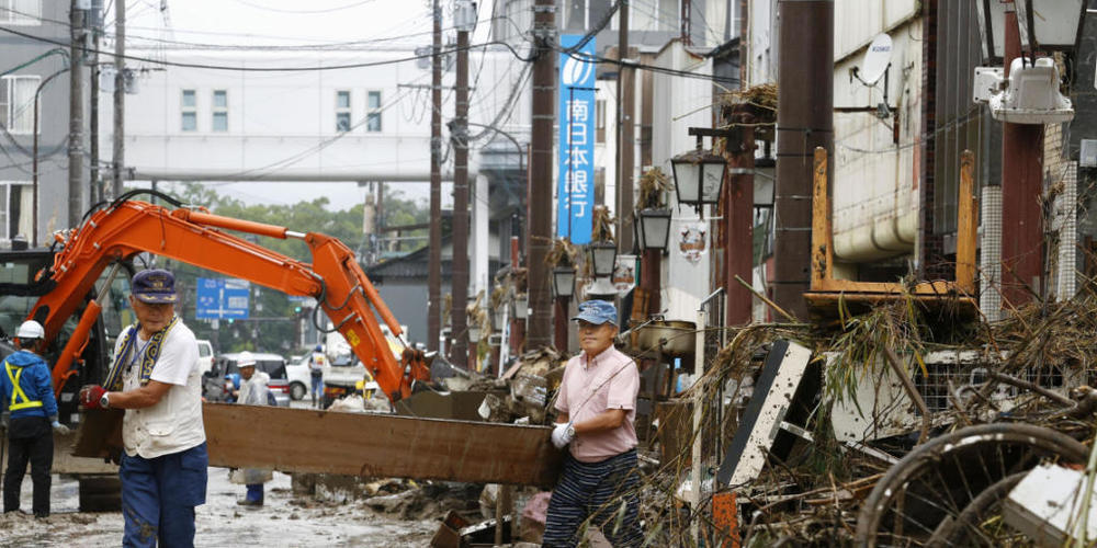 Menschen im Süden Japans versuchen ihre Strassen zu räumen. ( Foto: Kenzaburo Fukuhara/AP/KEYSTONE-SDA)