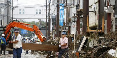 Menschen im Süden Japans versuchen ihre Strassen zu räumen. ( Foto: Kenzaburo Fukuhara/AP/KEYSTONE-SDA)