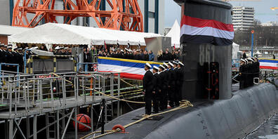 ARCHIV - Besatzungsmitglieder stehen auf der Werft von ThyssenKrupp Marine Systems bei der Übergabe eines neuen U-Bootes an die Marine der Arabischen Republik Ägypten auf dem Boot "S-41". Foto: Carsten Rehder/dpa
