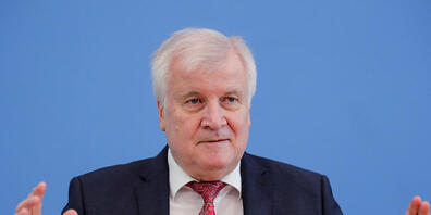 Horst Seehofer (CSU), Bundesminister für Inneres, Heimat und Bau, stellt in der Bundespressekonferenz den Verfassungsschutzbericht 2019 vor. Foto: Hannibal Hanschke/Reuters Pool/dpa