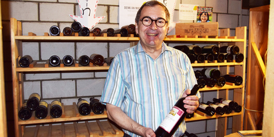 Stefan Walser zieht um und leert seinen Weinkeller an der Weinbergstrasse 3 in Freienbach. (Bild: Irene Lustenberger)