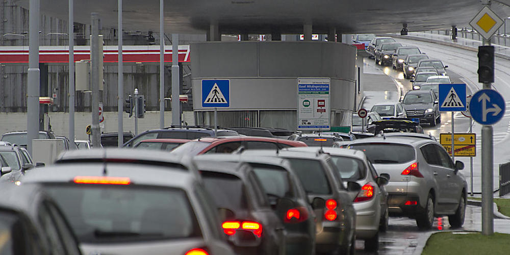Die Rückkehr des Einkaufstourismus seit der Grenzöffnung ist für die Migros sofort in den Verkäufen spürbar geworden - im Bild der Grenzübergang im deutschen Weil am Rhein. (Archivbild)