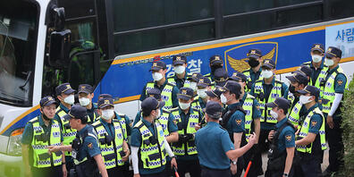dpatopbilder - Polizeibeamte stehen in Seoul zusammen, um nach dem als vermisst gemeldeten Bürgermeister Park Won Soon zu suchen. Foto: Kim Ju-Sung/Yonhap/AP/dpa