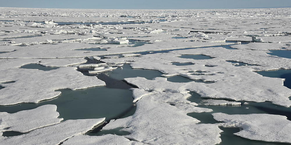 ARCHIV - Eisschollen treiben auf dem Arktischen Ozean am Nordpol (Archiv). Foto: picture alliance / dpa