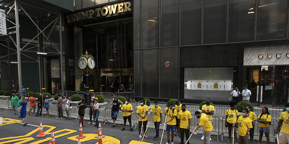 Künstler und Aktivisten malen den Schriftzug "Black Lives Matter" auf New Yorks Fifth Avenue vor dem Trump Tower. (Foto: Mark Lennihan/AP/KEYSTONE-SDA)