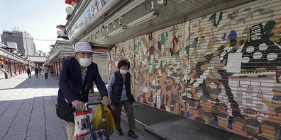 Ältere oder behinderte Japaner können nun in einem Einkaufszentrum an speziellen "langsamen Kassen" bezahlen. (Foto: KIMIMASA MAYAMA/EPA/KEYSTONE)