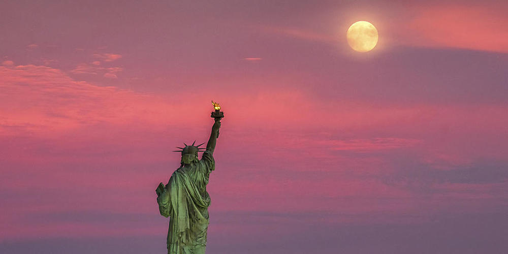 ARCHIV - Vollmond hinter der Freiheitsstatue in New York. Foto: J. David Ake/AP/dpa