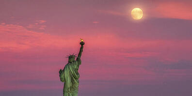 ARCHIV - Vollmond hinter der Freiheitsstatue in New York. Foto: J. David Ake/AP/dpa