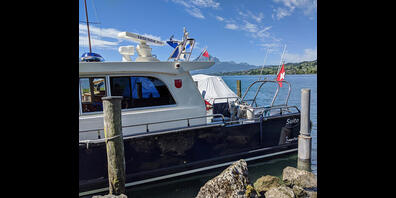 Das Schwyzer Polizeiboot suchte unter anderem das Ufer zwischen Küssnacht und Greppen ab. (Bild: Geri Holdener)