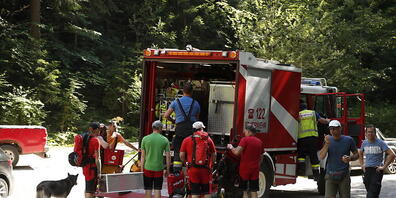 Rettungskräfte bereiten sich auf dem Weg zur Unfallstelle an der Bärenklamm vor. Foto: Erwin Scheriau/APA/dpa