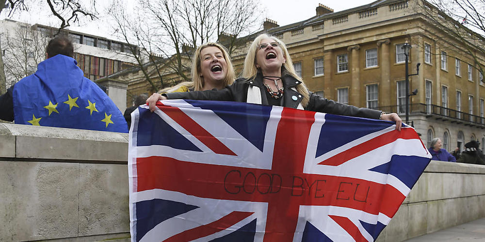 Dem Vernehmen nach soll etwas Bewegung in die Brexit-Verhandlungen gekommen sein. London soll scheinbar bei den Wettbewerbsbedingungen der EU entgegen kommen zu wollen. Dafür fordert es von der EU, auf den EU-Gerichtshof (EuGH) als einzige Rechtsi...