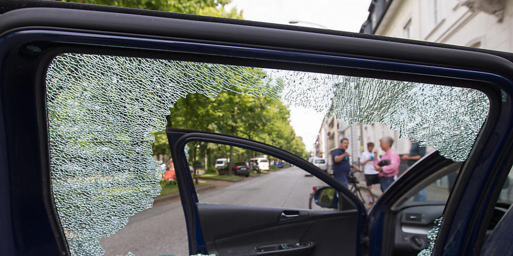 ARCHIV - Die eingeschlagene Scheibe eines Autos im Hamburger Stadtteil Altona. Foto: Friso Gentsch/dpa