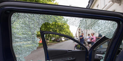 ARCHIV - Die eingeschlagene Scheibe eines Autos im Hamburger Stadtteil Altona. Foto: Friso Gentsch/dpa