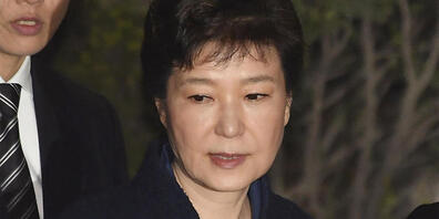 ARCHIV - Die frühere Präsidentin von Südkorea, Park Geun Hye, verlässt nach einer Anhörung das Bezirksgericht. (zu dpa «Südkoreas Ex-Präsidentin Park zu 20 Jahren Haft verurteilt») Foto: Song Kyung-Seok/Pool/Pi/Prensa Internacional via ZUMA/dpa