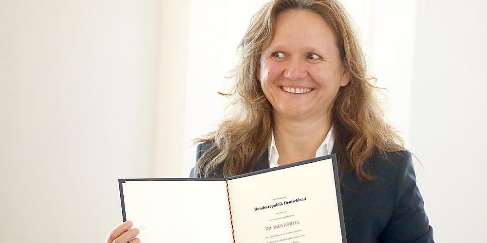 Ines Härtel, Rechtsprofessorin, wird im Schloss Bellevue vom Bundespräsidenten zur Richterin am Bundesverfassungsgericht ernannt und hält ihre Ernennungsurkunde in den Händen. Erstmals hat das höchste deutsche Gericht damit eine Richterin mit ostd...