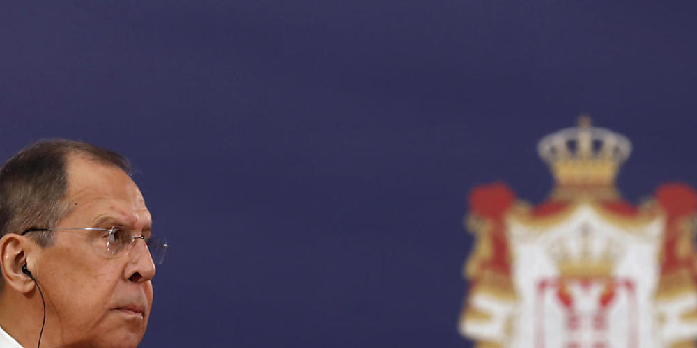 Sergej Lawrow, Außenminister von Russland, nimmt an einer gemeinsamen Pressekonferenz mit dem serbischen Präsidenten Vucic teil. Lawrow befindet sich auf einem zweitägigen Besuch in Serbien. Foto: Darko Vojinovic/AP/dpa