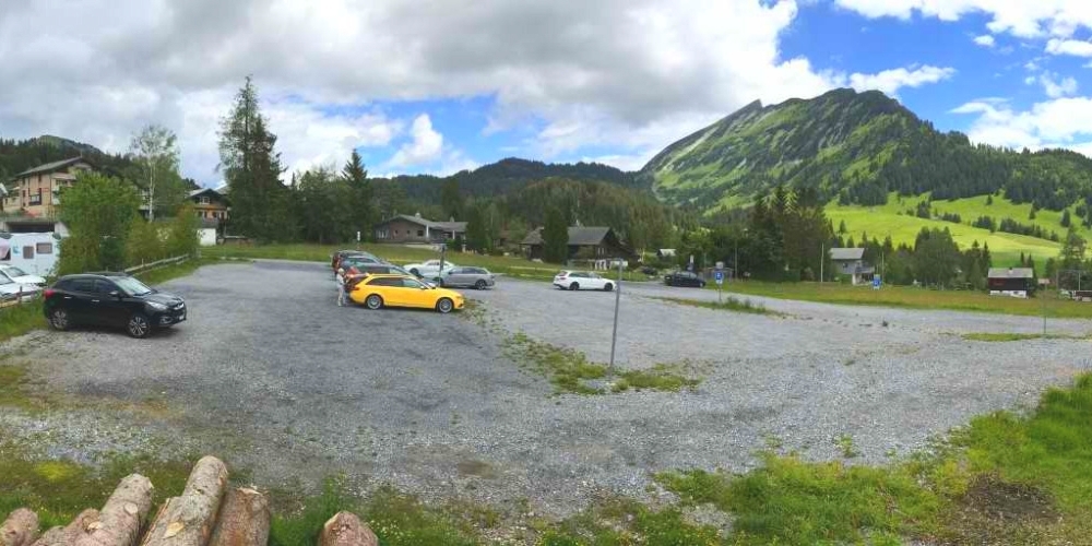 Der Parkplatz «Leistkamm» in Amden, wo vom 17. Juli bis 18. Oktober versuchsweise ein Campingplatz betrieben wird (Bild: Urs Roth / Ammler Zitig).