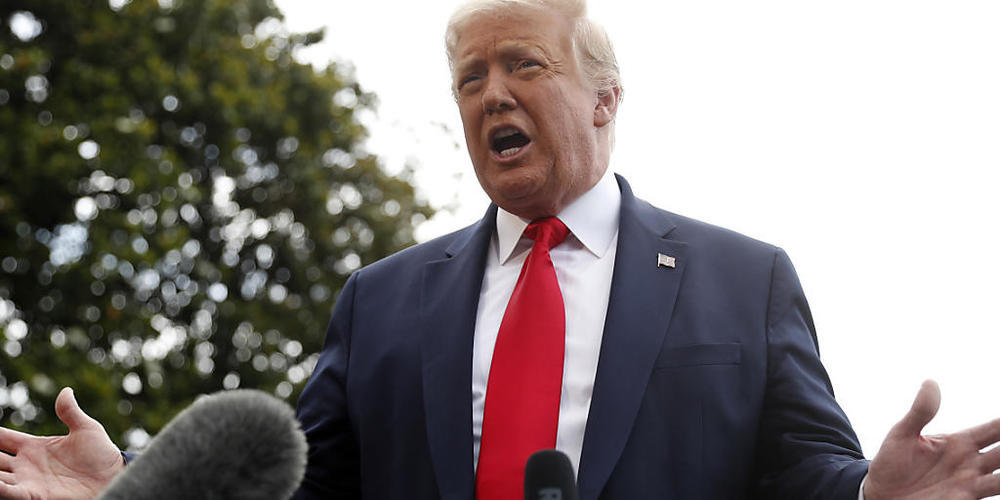 Donald Trump, Präsident der USA, spricht auf dem Südrasen des Weißen Haus mit Journalisten, bevor er an Bord der Marine One geht. Trump reist in den Bundesstaat Florida. Foto: Andrew Harnik/AP/dpa