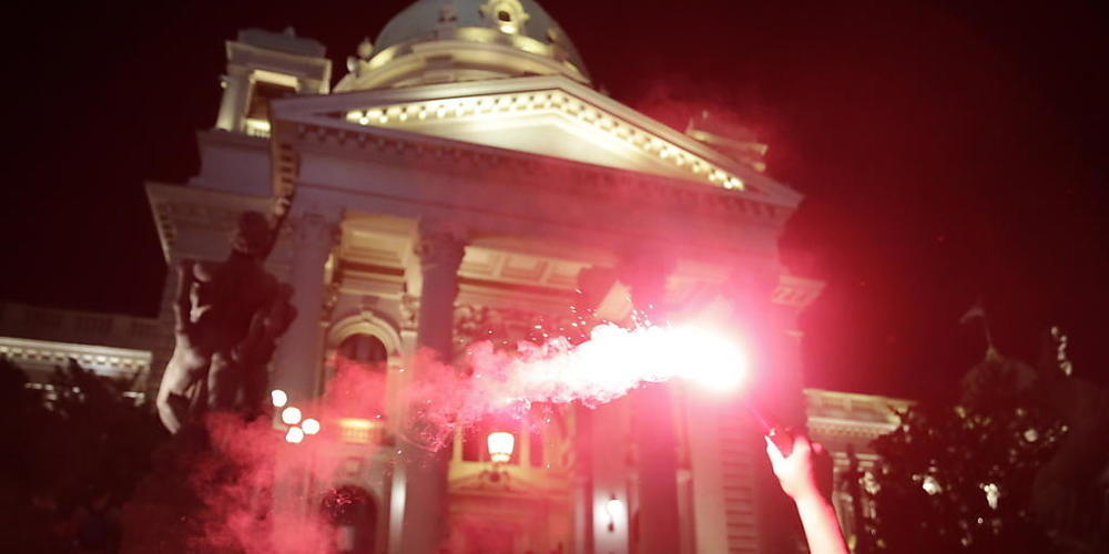 In der serbischen Hauptstadt Belgrad haben am Samstagabend erneut zahlreiche Menschen gegen die Coronavirus-Massnahmen der Regierung protestiert - diesmal aber friedlicher als am Freitagabend.