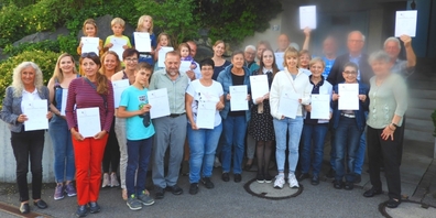 Das sind die Paten des diesjährigen Uzner Storchennachwuchses.