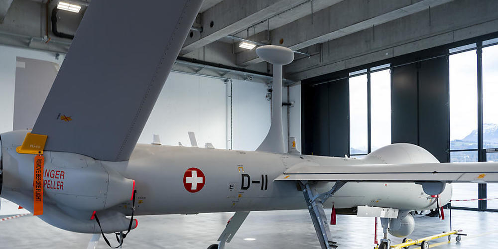 Eine der Drohnen des Typs Hermes 900 HFE auf dem Militärflugplatz in Emmen. (Archivbild)