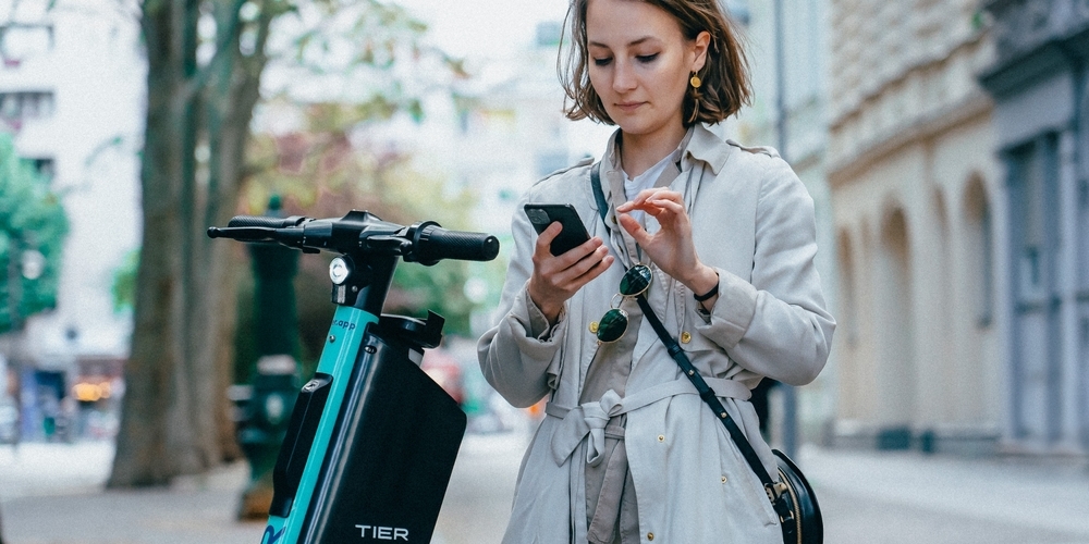 Die E-Trottinetts sollen sehr einfach per App ausgeliehen werden können. (Symbolbild)