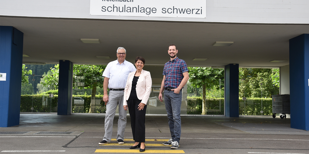 Das Führungstrio der Höfner Gewerbeausstellung 2022 auf dem Schwerzi-Areal in Freienbach: (v. l.) Kurt Zurbuchen, Frau Landammann Petra Steimen und Thomas Kuriger. 