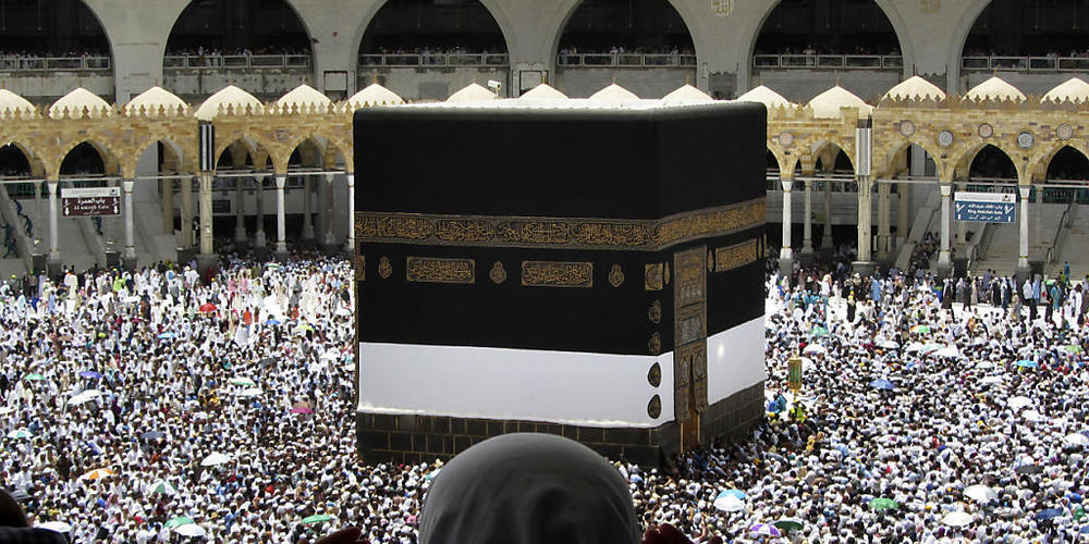 ARCHIV - An der Pilgerfahrt nahmen 2019 fast 2,5 Millionen Menschen teil, darunter 1,8 Millionen aus dem Ausland. Foto: Amr Nabil/AP/dpa