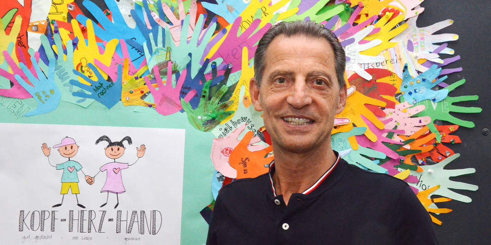Fabio Malnati, 6.-Klass-Lehrer an der Primarschule Wollerau, unterrichtete vergangene Woche zum letzten Mal.  Grund: Nach 41 Jahren als Lehrer in Wollerau geht er in die wohlverdiente Pension. (Bild: Anouk Arbenz)