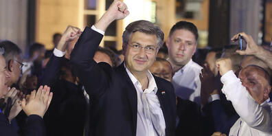dpatopbilder - Andrej Plenkovic, Ministerpräsident von Kroatien, feiert in Zagreb mit seinen Parteimitgliedern. Foto: AP/dpa