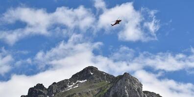 Ein 52-jähriger Gleitschirmpilot ist am Sonntag bei einem Absturz im Prättigau getötet worden.