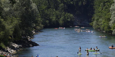 Gummiboote und Standup-Paddler am 1. Juni dieses Jahres auf der Aare bei Uttigen unterhalb von Thun.