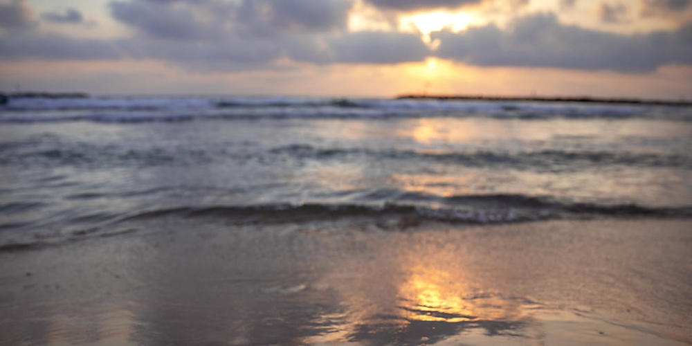 Ein Mundschutz liegt am Strand von Tel Aviv. Foto: Oded Balilty/AP/dpa