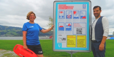 Regina Lehner (l.), Präsidentin der SLRG Rapperswil-Jona, und Thomas Zahner, Sportverantwortlicher der Stadt, vor einem neuen Kampagnen-Schild.