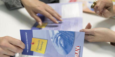 Die Regionalen Arbeitsvermittlungszentren (RAV) bereiten sich auf einen Ansturm von Personen vor, die nach einer Entlassung eine neue Stelle suchen. (Archivbild)