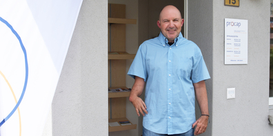 Procap-Präsident Urs Vogt freut sich, dass die Geschäftsstelle Pfäffikon kürzlich ins ehemalige Gemeindehaus Brüel umziehen konnte. (Bild: Heidi Peruzzo)